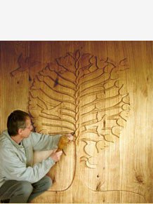 Le sculpteur sur bois sculpte un arbre de vie de grandes dimensions