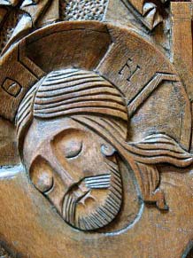 Gros plan du visage du Christ d'une croix orthodoxe en bois sculpté