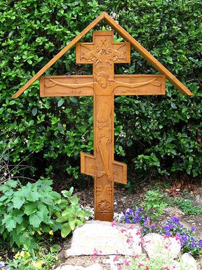 Croix en bois dans un cimetière