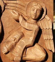 L'ange de la résurrection assis sur la pierre roulée du tombeau