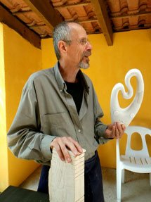 le sculpteur sur bois travaillant un bas-relief