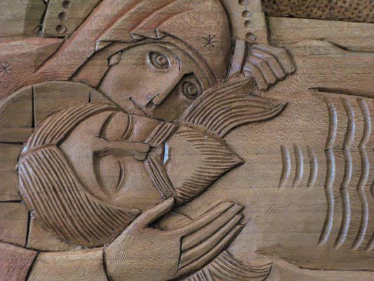 La Vierge Marie étreint son Fils dans la sculpture de la veillée au tombeau