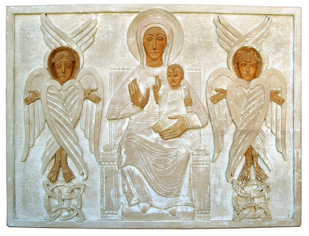 Sculpture de la Vierge en majesté sur son trône entourée par deux séraphins